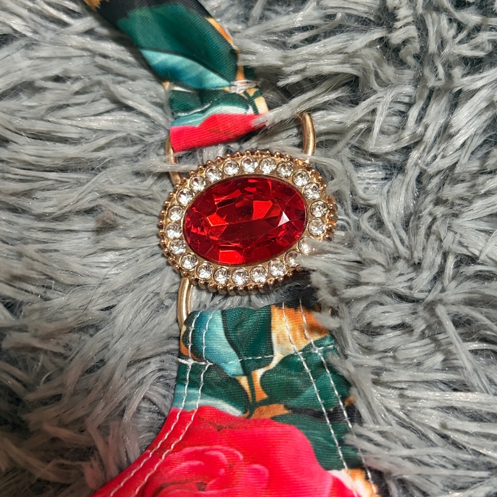 Stunning Jewel decor two piece - Picture 2 of 3